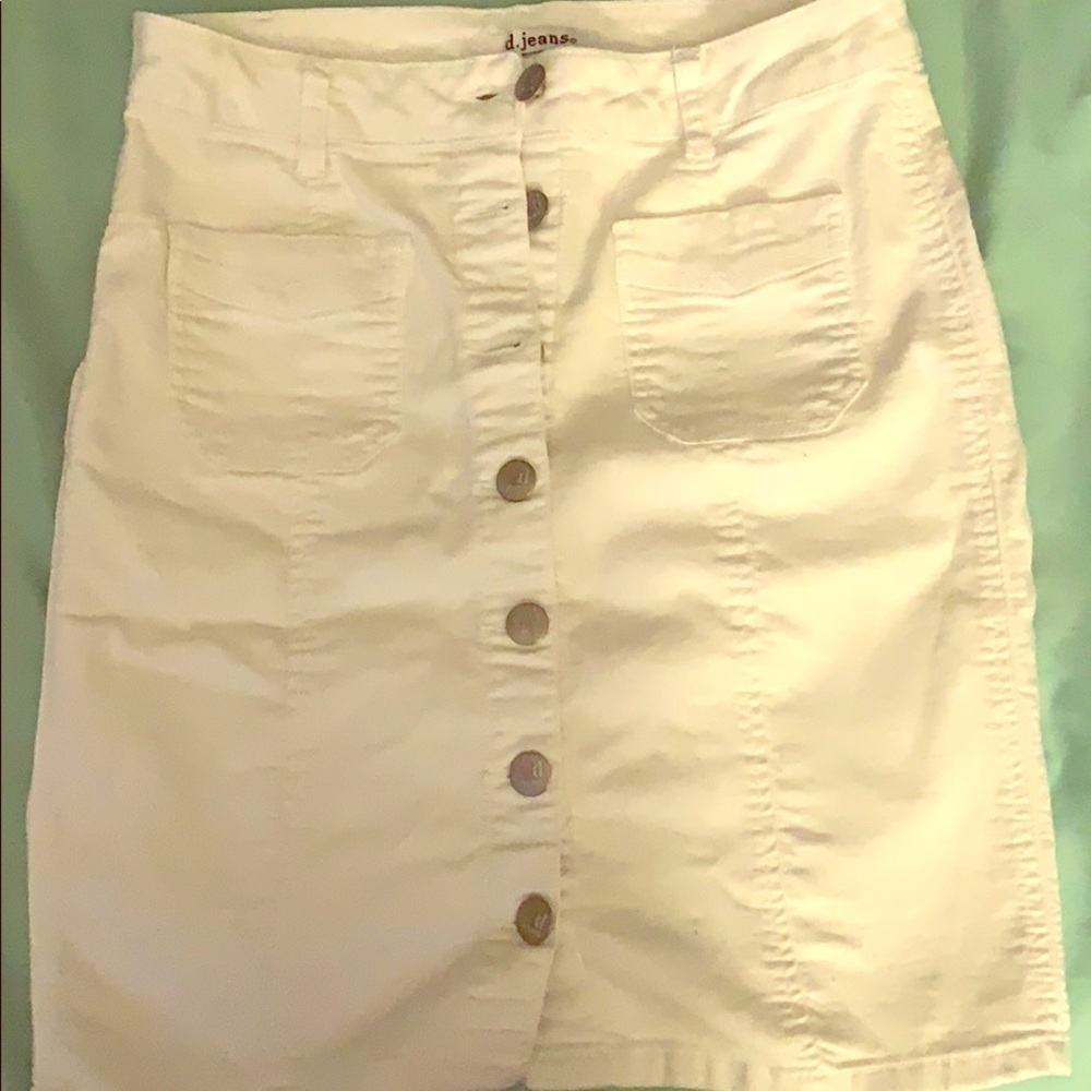 Medium length white skirt